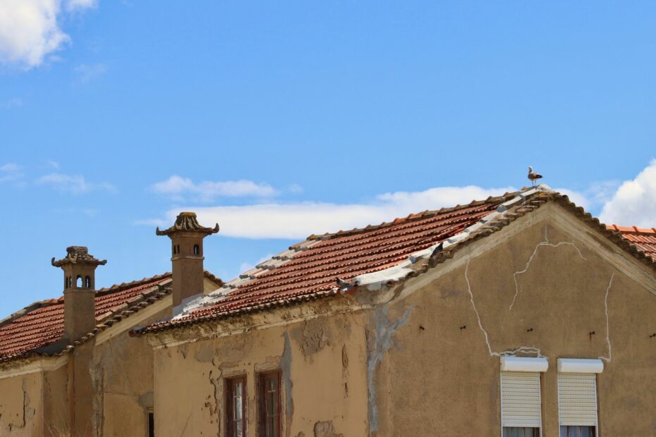Façade de maison avec fissures verticales liées à la sécheresse