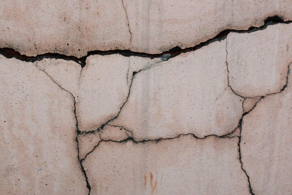 Fissures structurelles sur une façade liées au retrait-gonflement des argiles