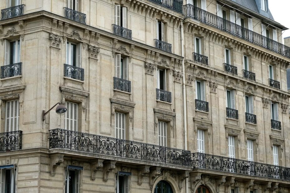 Facade d'un immeuble haussmannien parisien, type de copropriete concernee par l'obligation de dossier technique amiante (DTA)