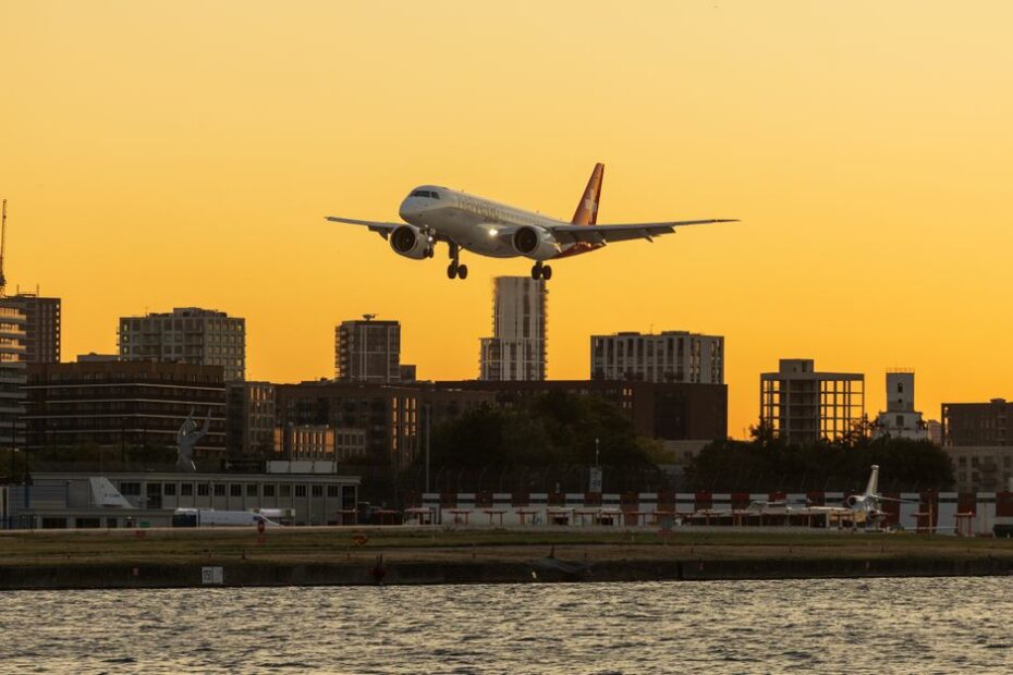 Avion commercial en approche au-dessus d'une zone urbaine, illustration ENSA